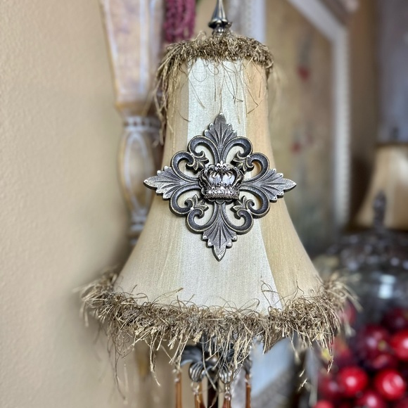 Fleur de Lis Crown Magnetic Lampshade Enhancer - Picture 1 of 12
